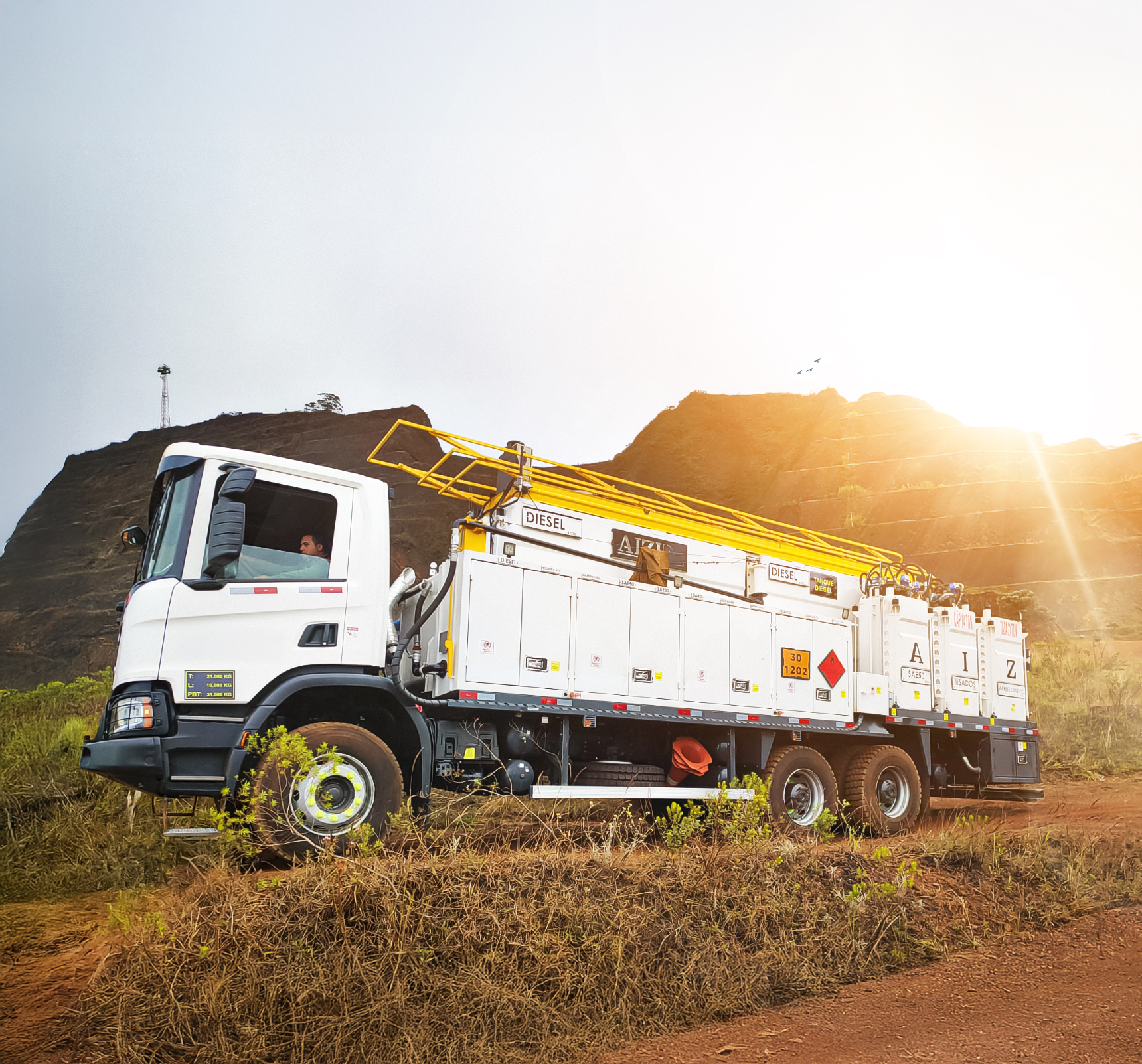 Scania P360 com Comboio Modular 10kL